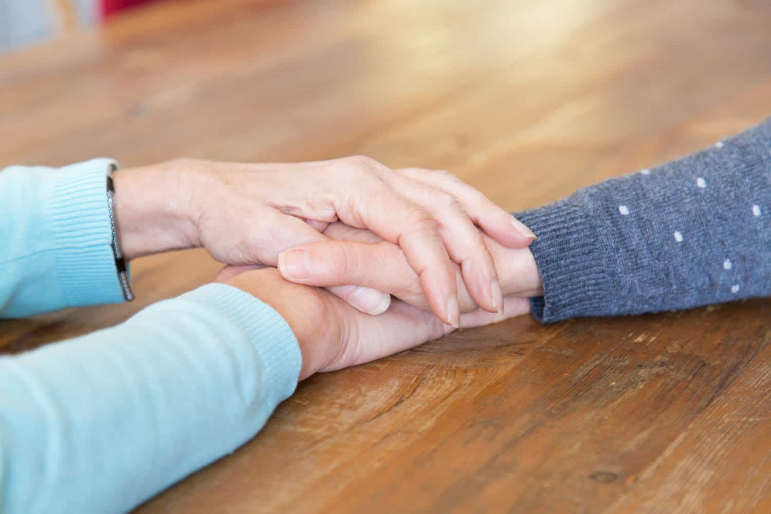 Mains se touchant dans un signe de compassion