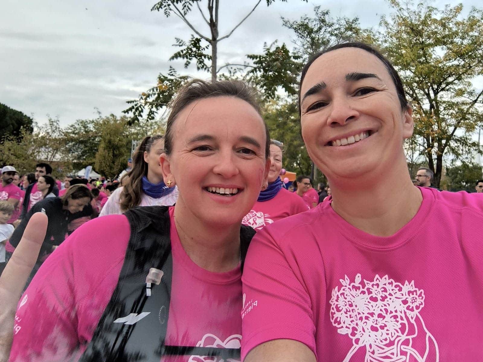 Salariées de l’AMFPAD mobilisées pour Octobre Rose lors de la course contre le cancer du sein à Toulouse, le 4 octobre 2026.